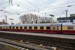 Klimatisierter 1. Klasse TEE- /InterCity-Abteilwagen der Bauart Rheingold, D-AKE 61 80 19-90 252-6 der Gattung Avmz 111.5, der AKE-Eisenbahntouristik – Jrg Petry e.K. (Gerolstein) am 10 Mrz 2024 im Hbf Osnabrck, eingereiht im Zugverband in den 1. Klasse-Sonderzug AKE RHEINGOLD (vom 10 bis 14 Mrz 2024) von Koblenz via Hamburg, Bremen, Husum und Westerland auf Sylt nach List auf Sylt.

Der Wagen wurde 1974 von der Waggonfabrik Wegmann & Co. in Kassel gebaut und als D-DB 61 80 19-70 207-4 Avmz 111 an die Deutschen Bundesbahn geliefert. Ab 1977 wurde er zum D-DB 61 80 19-90 207-0 Avmz 111.1, im Jahr 2000 wurde er an die NS -Nederlandse Spoorwegen N.V. (Niederlndische Eisenbahnen AG) als NL-NS  61 84 19-90 252-2 Avmz 111.5 verkauft. 2010 ging er wieder zurck an die DB Fernverkehr AG wo er nun zum 2. Klasse Wagen D-DB 61 80 29-90 252-4 Bvmz 111.5 wurde. Im Jahr 2021 ding er dann an die AKE, wo er nun wieder 1. Klasse Wagen D-AKE 61 80 19-90 252-8 Avmz 111.5 luft.

TECHNISCHE DATEN:
Lnge ber Puffer: 26.400 mm
Wagenkastenlnge: 26.100 mm
Wagenkastenbreite: 2.825 mm
Hhe ber Schienenoberkante: 4.050 mm
Drehzapfenabstand: 19.000 mm
Achsstand im Drehgestell: 2.500 mm
Drehgestellbauart: Minden-Deutz 367
Leergewicht: 44 t
Hchstgeschwindigkeit: 200 km/h (bei Ablieferung 160 km/h bis 1977)
Sitzpltze (in der ersten Klasse): 54
Abteile: 9
Toiletten: 2 (geschlossenes System)
Heizungsbauart: Klimae
Energieversorgung: Zentrale Energieversorgung aus der Zugsammelschiene
Batterien: 24 V, 385 Ah
Bremsbauart: KE-GPR-Mg (D) [ep]
Zulassungen: D, A und CH (RIC)
Urgattung: Avmz 111

Die Geschichte von dem Abteilwagen  (Quelle AKE Rheingold)
1973/74 wurden insgesamt 16 TEE/IC-Abteilwagen 1. Klasse, die letzte Serie Avmz111 der Bauart Helvetia, mit neuartigen Schwenkschiebetren fr einen bequemeren Einstieg geliefert. Dieser Wagen gehrt zur zweiten Serie von 10 Wagen, wurde in Kassel bei der Waggonfabrik Wegmann & Co. gebaut und am 15.11.74 mit der Wagennummer 61 80 19-70 207-4 in Dienst gestellt. Die elektrische Ausrstung lie (und lsst noch) einen Einsatz in allen europischen Bahnstromnetzen zu.

Bei diesem Wagen wurden bereits werksseitig die Ksten fr die auen angebrachten Zuglaufschilder vom WC- unter das erste Abteilfenster verlegt, damit der Wagenlauf auch bei geffneter Einstiegstr erkennbar war, ein Mangel, der nach der Lieferung der ersten sechs Wagen erkannt wurde.

Die erste Beheimatung war in Dortmund mit Einstzen im damals noch ausschlielich erstklassigen IC-Netz. Doch dies whrte nicht lange. Bereits 1975 wurde der Wagen den Bundesbahnzentralmtern Minden (Westf) und Mnchen zugeordnet und diente als Versuchstrger fr verschiedene Bauarten von hydraulischen Dmpfern an den Drehgestellen zur Steigerung der Laufruhe bei Geschwindigkeiten ber 160 km/h. Buchmig war er Mnchen beheimatet, dort erfolgte auch im Februar 1977 offiziell die Zulassung fr 200 km/h, verbunden mit einer Umzeichnung in 19-90 207.

Mit dem Wagen wurden in den Folgejahren Versuchsfahrten auf der „Schnellfahrstrecke“ zwischen Bielefeld und Hamm (Westf) mit Geschwindigkeiten bis 250 km/h durchgefhrt. Dies hatte jedoch zur Folge, dass er als einziger der 16 Wagen mit Schwenkschiebetren 1983 nicht fr den TEE „Rheingold“ hergerichtet wurde.1985 kehrte der Wagen zurck in den kommerziellen Dienst. Von Frankfurt am Main aus wurde er vorwiegend im internationalen Eurocity-Netz eingesetzt, so z. B. auch regelmig bis nach Paris. 1995 verlor er seine TEE-Lackierung und erhielt die „Produktfarben“ orientrot/wei mit pastellviolettem Absetzsteifen. Die strungsanflligen und wartungsintensiven Schwenkschiebetren wurden ebenfalls ausgebaut und durch die damals blichen Drehfalttren ersetzt.

Im Frhjahr 2000 wurde das Fahrzeug an die Niederlndischen Eisenbahnen verkauft, erhielt die neue Nummer 61 84 19-90 252-2 und ein dunkelblaues Farbkleid. Dort lief er ab Amsterdam im internationalen Nachtzugverkehr. 2001 wurde die seit 1974 unvernderte Inneneinrichtung mit Wandverkleidungen in Grautnen und Polsterbezgen in blau sowie die Energieversorgung erneuert, vier Jahre spter erhielt der Wagen den in Holland blichen Auenanstrich in blau/gelb. Die Leistungen in den Niederlanden endeten 2010 und der Wagen wurde von der DB zurckgekauft, erhielt die ICE-Lackierung und wurde wieder in IC-Zgen eingesetzt, wegen des Wagenmangels jedoch in der zweiten Klasse.

Nach ber 35 Dienstjahren wurde der Wagen im April 2020 abgestellt und spter zum Verkauf angeboten. So konnte er im September 2021 von der AKE-Eisenbahntouristik erworben werden und verstrkt wieder in beige/roter Lackierung den historischen AKE-Rheingold.

Allgemeines zu den TEE/IC-Wagen
Mit der Umstellung des bisher zweiklassigen Rheingold-Express-Zuges wollte die DB neuestes Wagenmaterial einsetzen. Vorgesehen waren reine Erste-Klasse-Wagen in mehreren Bauarten (die als Rheingold-Wagen bekannt sind). Diese Wagen wurden unter Leitung von Abteilungsprsident Adolf Mielich, Leiter der Wagenbau- und Einkaufsabteilung des Bundesbahnzentralamts in Minden, konstruiert. Sie besitzen somit die gleichen Hauptmae wie die m-Bauart, waren damit 26,4 Meter lang und 2.825 Millimeter breit. Die durch Gummiwlste geschtzten Wagenbergnge waren nach neuen UIC-Anforderungen aber nunmehr durch zweiflgelige Schiebetren gesichert. Untergestell und Wagenkasten sind wiederum aus verschiedenen Profilblechen der Stahlgte St52 zusammengeschweit. Ebenso von den UIC-X-Wagen bernommen wurden die Drehfalttren und die Dachform. Jedoch waren die neuen Wagen klimatisiert. Der Bereich unterhalb des Wagenbodens wurde durch eine Schrze hnlich den Schrzenwagen geschtzt.

Bei den Drehgestellen kam wie bei den m-Wagen die Bauart Minden-Deutz zum Einsatz, die aber fr hhere Geschwindigkeiten ausgelegt wurde (MD36). Die Wagen waren zuerst fr 160 km/h zugelassen und mit Klotzbremsen und einer Magnetschienenbremse ausgerstet. Nachdem die Klotzbremsen durch Scheibenbremsen ersetzt wurden, konnte die Hchstgeschwindigkeit auf 200 km/h erhht werden.

Bauart Helvetia
Zum Jahresfahrplan 1965 wurden weitere F-Zge aufgewertet und in TEE-Zge umgewandelt (z. B. „Blauer Enzian“). Der TEE „Helvetia“ wurde von Triebzgen der Baureihe VT 11.5 auf einen Lok-Wagen-Zug umgestellt. Dafr mussten weitere Wagen angeschafft werden. Diese unterscheiden sich von den vorangegangenen (Rheingold-Wagen) durch das nun zur Ausfhrung gekommene Steildach (bei den Sitzwagen erst ab dem Jahr 1967). Das bedeutet, die Wagendcher waren bis zum Wagenende gerade durchgezogen. Sonst glichen die Wagen einander. Bis 1975 wurden 266 Avmz111 und 99 Apmz121 gebaut. Einige Avmz111 der letzten Serie hatten Schwenkschiebetren, die allerdings in den 1990er Jahren durch die normalen Drehfalttren ersetzt wurden.
