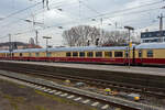 Der TEE-Speisewagen D-AKE 56 80 88-95 001-5 der Gattung WRmz 135.0, der AKE-Eisenbahntouristik – Jörg Petry e.K. (Gerolstein) am 10 März 2024 im Hbf Osnabrück, eingereiht im Zugverband in den 1. Klasse-Sonderzug AKE RHEINGOLD (vom 10 bis 14 März 2024) von Koblenz via Hamburg, Bremen, Husum und Westerland auf Sylt nach List auf Sylt.

Die zunehmende Elektrifizierung des Streckennetzes der Deutschen Bundesbahn erlaubte in der zweiten Hälfte der sechziger Jahre auch in Deutschland die Entwicklung vollelektrischer Speisewagen. Die Schweizerischen Bundesbahnen beschafften derartige Fahrzeuge zu diesem Zeitpunkt bereits seit 25 Jahren.

Dieser Speisewagen wurde 1969 von der Waggonfabrik Orenstein & Koppel in Berlin-Spandau als einer von sechs Prototypen gebaut und im November 1969 mit der Wagennummer 61 80 88-73 304-2 in Dienst gestellt. Ihre zulässige Höchstgeschwindigkeit betrug damals 160 km/h, in der Küche erhielten sie neben einem E-Herd mit acht Kochplatten erstmals eine Geschirrspülmaschine. Das im Vergleich zu den bislang beschafften Speisewagen auffälligste äußere Kennzeichen war der Dachstromabnehmer. Er konnte nur im Stillstand des Wagens an die Oberleitung angelegt werden und sicherte damit die Stromversorgung der Küche während der Abstellung, bei der Zugvorbereitung und im Betriebseinsatz beim Lokwechsel: Damals gab es noch keine IC-Steuerwagen und bei der Änderung der Fahrtrichtung wechselte stets die Lok, beispielsweise im großen Kopfbahnhof Frankfurt/M. Der Stromabnehmer senkte sich automatisch, wenn sich der Wagen in Bewegung setzte oder über die Heizleitung wieder Spannung erhielt.

Die Konzeption der Energieversorgungsanlage ließ nur Einsätze in den Bahnstromnetzen von Deutschland, Österreich und der Schweiz zu. Beheimatet war der Wagen von Anbeginn im Hamburg, daran sollte sich auch über 20 Jahre nichts ändern. Er lief zunächst im Hispania-Express zwischen Hamburg und Genf, nach der Beseitigung der bei Prototypen üblichen anfänglichen Störungen folgten ab 1971 Einsätze in den TEE „Helvetia“ nach Zürich und „Blauer Enzian“ nach Klagenfurt.

1977 wurde der Wagen durch Umbauten an den Drehgestellen und das Anbringen von Schlingerdämpfern für eine Höchstgeschwindigkeit von 200 km/h ertüchtigt. Ab 1979 oblag ihm die Bewirtschaftung von IC- und später EC-Zügen vorwiegend in die Schweiz mit weiterhin klangvollen und bekannten Namen wie „Rheinpfeil“, „Helvetia“, „Mont-Blanc“ und „Tiziano“. Eine komplette Vollaufarbeitung erfolgte im Herbst 1985, dabei erhielt er u. a. neue Fenster und Sitzbezüge im bekannten orange/braun/beige-gestreiften Muster. Ab Anfang der 90er-Jahre war dieser Wagen in Basel beheimatet und kam vorwiegend mit IC-Zügen in seine „Geburtsstadt“ Berlin.

1999 wurde eine neue Küche eingebaut, außerdem wurden die Sitzbezüge und Teppiche erneuert. Danach fand sich für das Fahrzeug bis 2006 ein neues Einsatzgebiet als Speisewagen für die DB AutoZug GmbH.

Nach seiner Ausmusterung bei der DB wurde der Wagen von der AKE-Eisenbahntouristik erworben und ist nach einer weiteren Modernisierung fester Bestandteil in den TEE „Rheingold“-Sonderzügen.

Quelle: AKE-Rheingold

TECHNISCHE DATEN:
Länge über Puffer: 27.500 mm
Wagenkastenlänge: 27.200 mm
Wagenkastenbreite: 2.805 mm
Höhe über Schienenoberkante: 4.050 mm
Drehzapfenabstand: 19.500 mm
Achsstand im Drehgestell: 2.500 mm
Drehgestellbauart: Minden-Deutz 367
Leergewicht: 49 t
Höchstgeschwindigkeit: 200 km/h (bei Ablieferung 160 km/h bis 1977)
Sitzplätze: 48  (Jeweils sieben Tischen für zwei bzw. vier Persone).
Heizungsbauart: Klimae
Energieversorgung: Zentrale Energieversorgung aus der Zugsammelschiene, im Stillstand/ohne Lok über Dachstromabnehmer

Allgemeines zu den TEE/IC-Wagen
Mit der Umstellung des bisher zweiklassigen Rheingold-Express-Zuges wollte die DB neuestes Wagenmaterial einsetzen. Vorgesehen waren reine Erste-Klasse-Wagen in mehreren Bauarten (die als Rheingold-Wagen bekannt sind). Diese Wagen wurden unter Leitung von Abteilungspräsident Adolf Mielich, Leiter der Wagenbau- und Einkaufsabteilung des Bundesbahnzentralamts in Minden, konstruiert. Sie besitzen somit die gleichen Hauptmaße wie die m-Bauart, waren damit 26,4 Meter lang und 2.825 Millimeter breit. Die durch Gummiwülste geschützten Wagenübergänge waren nach neuen UIC-Anforderungen aber nunmehr durch zweiflügelige Schiebetüren gesichert. Untergestell und Wagenkasten sind wiederum aus verschiedenen Profilblechen der Stahlgüte St52 zusammengeschweißt. Ebenso von den UIC-X-Wagen übernommen wurden die Drehfalttüren und die Dachform. Jedoch waren die neuen Wagen klimatisiert. Der Bereich unterhalb des Wagenbodens wurde durch eine Schürze ähnlich den Schürzenwagen geschützt.

Bei den Drehgestellen kam wie bei den m-Wagen die Bauart Minden-Deutz zum Einsatz, die aber für höhere Geschwindigkeiten ausgelegt wurde (MD36). Die Wagen waren zuerst für 160 km/h zugelassen und mit Klotzbremsen und einer Magnetschienenbremse ausgerüstet. Nachdem die Klotzbremsen durch Scheibenbremsen ersetzt wurden, konnte die Höchstgeschwindigkeit auf 200 km/h erhöht werden.

Bauart Helvetia
Zum Jahresfahrplan 1965 wurden weitere F-Züge aufgewertet und in TEE-Züge umgewandelt (z. B. „Blauer Enzian“). Der TEE „Helvetia“ wurde von Triebzügen der Baureihe VT 11.5 auf einen Lok-Wagen-Zug umgestellt. Dafür mussten weitere Wagen angeschafft werden. Diese unterscheiden sich von den vorangegangenen (Rheingold-Wagen) durch das nun zur Ausführung gekommene Steildach (bei den Sitzwagen erst ab dem Jahr 1967). Das bedeutet, die Wagendächer waren bis zum Wagenende gerade durchgezogen. Sonst glichen die Wagen einander. Bis 1975 wurden 266 Avmz111 und 99 Apmz121 gebaut. Einige Avmz111 der letzten Serie hatten Schwenkschiebetüren, die allerdings in den 1990er Jahren durch die normalen Drehfalttüren ersetzt wurden.
