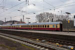 Klimatisierter erste Klasse TEE- /InterCity- Schnellzug-Großraumwagen der Gattung Bauart Apmz 121.2, D-AKE 56 80 18-95 001-0, der AKE-Eisenbahntouristik – Jörg Petry e.K. (Gerolstein) am 10 März 2024 im Hbf Osnabrück, eingereiht im Zugverband (Zugschluss) in den 1. Klasse-Sonderzug AKE RHEINGOLD (vom 10 bis 14 März 2024) von Koblenz via Hamburg, Bremen, Husum und Westerland auf Sylt nach List auf Sylt.

Wie bereits im TEE-Triebwagenzug VT 11.5 von 1957 wurden auch 1962 für den neuen Rheingold-Zug neben den klassischen Abteilwagen in Anlehnung an die Pullman-Fahrzeuge Großraumwagen mit Mittelgang und Reihenbestuhlung (damals auch Flugzeug-Bestuhlung genannt) vorgesehen. Etwa 25% der Reisenden entschieden sich für diese Bauart, während die Mehrheit Abteile bevorzugte. Dementsprechend wurde das Verhältnis Abteil-/Großraumwagen auf 2 bis 3 zu 1 festgelegt.

Dieser Wagen entstammt einer Nachbauserie von 1971 (mit Steildach und durchgehender Regenrinne) und wurde von der MAN - Maschinenfabrik Augsburg-Nürnberg im Werk Nürnberg gebaut und am 28.09.71 an die Deutsche Bundesbahn geliefert, gerade noch rechtzeitig zum Start des damals ausschließlich erstklassigen IC-Netzes. Der damalige 160 km/h (200 km/h ab 1977) schnelle und für alle europäischen Bahnstromsysteme geeignete Wagen wurde in Frankfurt (M) beheimatet und in TEE- und IC-Zügen eingesetzt.

Die Liegesessel der Fa. Bremshey mit einer Neigbarkeit der Rückenlehne um 23 cm bieten einen sehr hohen Sitzkomfort und konnten anfangs bei Fahrtrichtungswechseln mit wenigen Handgriffen gedreht werden.

Die Rückenlehnen hatten 1971 allerdings noch keine integrierten Klapptische, eine Abstellmöglichkeit boten nur kleine, schwenkbare Tische an den Seitenwänden. Der Reihenabstand von 1,17 m ist bis heute unerreicht, beim neuesten ICE 4 ist dieses Maß in der ersten Klasse bereits auf 93 cm verringert worden. Selbstverständlich entspricht auch die Fensterteilung der Sitzplatzanordnung, „Wandfensterplätze“ gibt es bei AKE-Rheingold nicht.

Ab 1976 war Dortmund seine neue Heimat und das fast 25 Jahre lang. Seit April 1977 ist unser Wagen durch Umbauten an den Drehgestellen für eine Höchstgeschwindigkeit von 200 km/h zugelassen.

1980 hatte die Deutsche Bundespost ihr (noch analoges) Funktelefonnetz auf einen Selbstwähldienst umgestellt. Die bislang von der Zugsekretärin durchgeführte Vermittlung von Telefongesprächen über das „Fernamt“ war deshalb nicht mehr erforderlich. Über ein in der Garderobe installiertes Münztelefon konnte die Gesprächsverbindung nun selbst hergestellt werden, dieser „Münzer“ wurde nach 1990 durch ein Kartentelefon ersetzt.

Nach rund 19 Jahren und der damit etwa halben zu erwartenden Nutzungszeit wurde unser Wagen 1990 komplett aufgearbeitet. Dabei erhielt er u.a. neue Fenster, die einen besseren Schutz vor eindringender Feuchtigkeit versprachen, die bisherigen Rückenlehnen wurden durch solche mit integrierten Klapptischen ersetzt und alle Polster mit weinrotem Bordürenstoff bezogen. Es entfiel jedoch die Möglichkeit, die Sitze in Fahrtrichtung zu drehen. Um die Instandhaltungskosten zu senken, wurde die elektrische Anlage auf eine Verwendung nur im Bahnstromnetz von Deutschland, Österreich und der Schweiz zurückgebaut. Die Neulackierung erfolgte in den IC-Produktfarben weiß/orientrot mit pastellviolettem Absetzstreifen. Dermaßen ausgerüstet versah dieser Wagen von Basel aus weiterhin seinen Dienst im IC- und EC-Netz bis zu seiner Ausmusterung im Jahre 2004.

Danach wurde er von einem Privatmann erworben, wieder in den TEE-Farben lackiert und betriebsfähig erhalten, bis er 2011 von der
AKE-Eisenbahntouristik gekauft wurde. Er bietet nun – wie früher – eine komfortable Alternative zu den Abteilwagen in dem „AKE-Rheingold“.

Quelle: AKE-Rheingold

TECHNISCHE DATEN:
Länge über Puffer: 26.400 mm
Wagenkastenlänge: 26.100 mm
Wagenkastenbreite: 2.825 mm
Höhe über Schienenoberkante: 4.050 mm
Drehzapfenabstand: 19.000 mm
Achsstand im Drehgestell: 2.500 mm
Drehgestellbauart: Minden-Deutz 367
Leergewicht: 43 t
Höchstgeschwindigkeit: 200 km/h (bei Ablieferung 160 km/h bis 1977)
Sitzplätze (in der ersten Klasse): 48 (Großraumabteil)
Toiletten: 2 (geschlossenes System)
Heizungsbauart: Klimae
Energieversorgung: Zentrale Energieversorgung aus der Zugsammelschiene
Batterien: 24 V, 385 Ah
Bremsbauart: KE-GPR-Mg (D) [ep]
Zulassungen: D, A und CH (RIC)
Urgattung: Apmz 121

