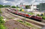 364 858-1 holt einen Nahverkehrszug mit n-Wagen und einem Steuerwagen Bauart Karlsruhe aus der Abstellgruppe am 09.06.2012.