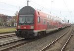 RE 18490 von Berlin Hbf(tief)nach Rostock Hbf mit Wagenreihung Steuerwagen+ 3 DBuza+Steuerwagen+143 306 bei der Einfahrt im Rostocker Hbf.10.04.2016