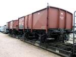 Hochbordwagen Omk Omk (u) Nr.46 954 und Klappdeckelwagen auf Rollb�hne in Radebeul Ost am 11.04.2016.