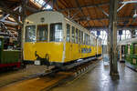 Die Zahnradlokomotive 1 der Wendelsteinbahn mit passenden Vorstellwagen in Abteilbauweise am 11.09.2022 in der Lokwelt Freilassing.

Die Lok wurde 1911 von der Maschinenfabrik Esslingen in Esslingen unter der Fabriknummer 3627 gebaut, der elektrische Teil ist von der Aktiengesellschaft Brown, Boveri & Cie. aus Baden (Schweiz). Der Vorstellwagen ist von MAN in Nürnberg. Der Bahnbetrieb der Wendelstein-Zahnradbahn begann 1912.

Ursprünglich wurden drei dieser elektrische Zahnradlokomotiven bei der Maschinenfabrik Esslingen und Brown, Boveri beschafft, die passenden Vorstellwagen in Abteilbauweise mit jeweils 50 Sitzplätzen lieferte die MAN in Nürnberg. Der Antrieb erfolgt von zwei Gleichstrom-Nebenschlussmotoren von je 100 kW über Vorgelege mit einer Übersetzung von 1:11,6 und Kuppelstangen auf die kombinierten Zahnrad- und Adhäsionsachsen. Die Stromversorgung erfolgt mit 1.500 V Gleichstrom. Die 17 Tonnen schweren Lokomotiven erreichen auf dem Adhäsionsabschnitt eine Höchstgeschwindigkeit von 15 km/h und in den Zahnstangenstrecken 8–10 km/h. Zur Bremsung dient die elektrische Nutzbremse mit der Möglichkeit der Stromrückspeisung, eine auf die Motorwellen wirkende Bandbremsen und eine Druckluftbremse (für Lokomotive und Wagenzug) für den Adhäsionsabschnitt. 1935 wurde noch eine vierte Lokomotive nachgeliefert, so dass bis 1990 vier Garnituren im Einsatz standen. 1976 bis 1979 wurden die Loks im elektrischen Teil modernisiert und auf Wendezugsteuerung mit Sicherheitsfahrschaltung umgebaut. Die Lok 1 befindet sich mittlerweile mit einem Vorstellwagen in der Lokwelt Freilassing. Die Loks 2 und 3 von 1912 sind nach wie vor betriebsbereit, während die 1935 nachgelieferte Lok 4 im Jahr 2019 einen Kurzschluss mit Motorschaden erlitt und seitdem abgestellt ist. Drei ehemalige Vorstellwagen befinden sich bei der Wachtlbahn.

TECHNISCHE DATEN (Lok):
Hersteller: Maschinenfabrik Esslingen / BBC
Spurweite: 1.000 mm (Meterspur)
Zahnstangensystem: Strub 
Achsfolge: Bo/zz
Länge: 4.200 mm
Breite: 2.500 mm
Höhe: 3.200 mm
Eigengewicht: 17.400 kg
Stromsystem:1500 V DC (=)

TECHNISCHE DATEN (Vorstellwagen):
Hersteller: MAN (Nürnberg)
Länge: 8.500 mm
Breite: 2.500 mm
Höhe: 3.200 mm
Sitzplätze: 50

Energieversorgung:
Für den Bahnbetrieb wurde von den Siemens-Schuckertwerken ein eigenes Wasserkraftwerk neben dem Depot im Förchenbachtal errichtet. Jede der beiden Turbinen war mit einem Gleichstromgenerator für die Bahnversorgung und einem Drehstromgenerator für die Versorgung von Berghotel und den umliegenden Ortschaften gekoppelt. Die Betreibergesellschaft fungiert auch als regionaler Energieversorger.