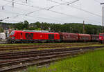 Ich war schon überrascht dass ich diese neuen Zweikraftlokomotiven „Siemens Vectron Dual Mode light“ (BR 249) der DB Cargo AG in Kreuztal nun schon sehen konnte und dann auch gleich 3 Stück. Am 21 Mai 2024 waren hier die 249 002-7 (0 80 2249 002-7 D-DB), die 249 003-5 (90 80 2249 003-5 D-DB) und die 249 006-8 (90 80 2249 006-8 D-DB).

Hier drückt die 249 002-7 (0 80 2249 002-7 D-DB) der DB Cargo AG einen Güterzug im Last-Mile-Modus (mit Dieselantrieb) vom Abstellbereich beim Bahnhof Kreuztal zum Rangierbahnhof (Rbf Kreuztal). Da hier Oberleitungen vorhanden sind, wäre eigentlich der Last-Mile-Modus (Dieselantrieb) nicht nötig, aber vermutlich war es ein Test- bzw. Schulungsbetrieb.

Die Vectron Dual Mode light 249 002-7 der Baureihe 249 wurden 2022 von Siemens Mobility GmbH in München-Allach unter der Fabriknummer 23060 gebaut. Die Lok war von Ende Mai 2022 erst durch Siemens Mobility GmbH, als 90 80 2249 002-7 D-SDEHC registriert/eingestellt. Erst nach der Abnahme durch die DB Cargo und den Verkauf an diese im März 2024 wurde sie als 90 80 2249 003-5 D-DB eingestellt. Die Loks der Baureihe 249 haben die Zulassung für Deutschland und eine Höchstgeschwindigkeit von 120 km/h.

Diese Lokomotivbaureihe wird man bald auf deutschen Gleisen wohl oft sehen können. Denn die DB Cargo erneuert seine Rangier- und Strecken-Lokflotte und beschafft neue Zweikraftlokomotiven der BR 249, als Ersatz für die älteren Diesellokomotiven der Reihe 294 (V 90). Es wurde Rahmenvertrag mit dem Hersteller Siemens Mobility über bis zu 400 Fahrzeuge, die einem Investitionsvolumen von deutlich über einer Milliarde Euro entsprechen, angeschlossen. Geliefert werden Lokomotiven vom Typ Vectron Dual Mode light mit spezifischen Anpassungen für das von DB Cargo geplante Einsatzspektrum. 
Zunächst bestellt die DB Cargo 150 Loks der Baureihe 249. Diese DB Loks sind aber stark modifiziert, so beträgt bei ihnen die Achslast maximal 21 t (statt 22,5 t). Sie besitzen in den Führerständen jeweils einen zusätzlichen Seitenfahrschalter sowie ein Schwanenhalsmikrofon. Weitere Unterschiede sind die Ausrüstung mit Rangierkupplungen Rk900, Rangiertritten neben den Puffern, zusätzlichen Überwachungskameras zur Überwachung des Raumes zwischen den Lokomotiven und Warnleuchten für den Betrieb mit Funkfernsteuerung.

Die Loks der Baureihe 249 (Vectron Dual Mode light) besitzen gegenüber der BR 248 einem kleineren Dieselmotor von Cummins (QST 30-L) mit einer Leistung von 950 kW (anstatt des MTU 16V 4000 R84 mit 2.400 kW Leistung). Allein durch den kleineren Motor wurden ca. 5,5 t Gewicht eingespart.  So ist die speziell für die Anforderungen von DB Cargo optimierte „Vectron Dual Mode light“ imehrere Tonnen leichter als herkömmliche Modelle und kann so auch auf Nebenstrecken und Gleisanschlüssen mit geringerer Traglast eingesetzt werden. Diese Eigenschaften machen sie besonders geeignet für den Einzelwagenverkehr, der durch die Reduzierung des Lokwechsels schneller und effizienter wird-

TECHNISCHE DATEN der Vectron Dual Mode light (BR 249)
Einsatzbereich: Güterverkehr und Zugbildung
Spurweite: 1.435 mm (Normalspur)
Achsformel: Bo'Bo'
Länge über Puffer: 20 510 mm
Drehzapfenabstand: 10.800 mm
Achsabstand im Drehgestell: 2.700 mm
Breite: 3.020mm
Höhe:  4.220 mm
Raddurchmesser : 1.100 mm (neu) / 1.020 mm (abgenutzt)
Gewicht:  84 t (bei vollen Vorräten)
Achslast: 21 t
Spannungssysteme (bei E-Betrieb): 15 kV, 16,7 Hz
Dieselmotor: Gedrosselten  V12-Zylinder -Viertakt-Dieselmotor mit Turboaufladung und Ladeluftkühlung, vom Typ Cummins QST 30-L
Dieselmotorleistung an der Kurbelwelle (gedrosselt): 950 kW (1.291 PS)
max. Dieselmotorleistung (Kw): 1.119 kW (1.521 PS)
Motorhubraum 30,5 Liter (Bohrung 140 mm x Hub 165 mm)
Dieselmotor Nenndrehzahl: 2.100 U/min
Dieselmotor Motorgewicht (trocken): 3.555 kg
Max. Leistung am Rad E-Antrieb: 2.210 kW  (3.005 PS)
Max. Leistung am Rad Dieselbetrieb: 750 kW (1.020 PS) / max. 926 kW möglich
Höchstgeschwindigkeit:120 km/h
Antriebsart: elektrisch oder dieselelektrisch
Kraftübertragung: Teilabgefederter Antrieb (Ritzelhohlwellenantrieb)
Kraftstoffbehälter Nutzvolumen: 1.500 Liter
Anfahrzugskraft:  300 kN
Elektrische Bremskraft: 150 kN
Elektrische Bremsleistung (am Rad): E-Betrieb 2.210 kW / Dieselbetrieb 1.000 kW
Doppeltraktion: Über WTB ÖBB mit typgleichen Fahrzeugen 
Zugsicherung: PZB / für ETCS vorbereitet
