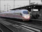 Ein ICE 3 durchf�hrt am Abend des 08.11.08 den Bahnhof K�ln Messe/Deutz.