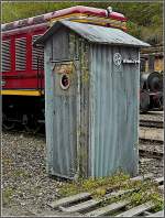 Die Natur macht auch vor dem alten Telefonh�uschen nicht halt.