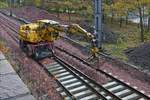 Zweiwege Bagger Atlas 1404 MZ beim bef�llen der neu verlegten Weiche mit Schotter nahe Goebelsm�hle.