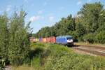 223 010 mit dem Hofer Containerzug in Richtung Regensburg bei der durchfahrt in Reuth bei Erbendorf.