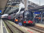 Wie jedes Jahr fand auch heuer die beliebte Dampfrundfahrt mit dem Train Casse statt. Wobei neben der Fahrt auch der kulinarische Teile sehr zum Erfolg beiträgt. Das Bild zeigt die (ex) SNCF 141R568 gleich nach der Ankunft in Lausanne. Der stattliche Zug bestand aus 40 Achsen, und einer Schieblok in Form der Ae 4/4 251 (BLS).

26. Okt. 2024