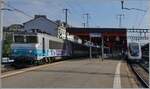 Links im Bild wartet die SNCF BB 22397 in Genève mit dem TER 96634 nach Grenoble auf die Abfahrt während rechts im Bild ein TGV Lyria von Partis Gare de Lyon auf die Weiterfahrt nach