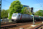 186 382 von akiem mit einen G�terzug bei der Durchfahrt im Bahnhof Dresden Hbf am 12.4.24