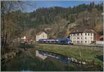 Der SNCF X 76679/680 verl�sst als TER 18108 von La Chaux de Fonds nach Besan�on den Ort Morteau.