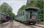 Sehr  schweizerisch  (ex EBT/Seetalbahn?) erschienen mir die vier Bi4 (B61 - B 64) für den Dampfzug mit der 52 8163-9, hier in Les Hôpitaux-Neufs abgestellt.