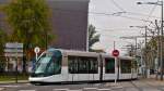 .  Strasbourg - Seitenansicht einer Alstom Citadis 403 Straßenbahn an der Haltestelle Observatoire am Boulevard de la Victoire. Diese Fahrzeuge haben unter den Fahrerkabinen ungebremste Kleinraddrehgestelle, dadurch sind die Fahrerkabinen außerordenlich lang. 29.10.2011 (Jeanny)