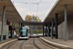 . Ungewöhnliche Architektur - Die Endstation der Straßburger Straßenbahnlinie B  Hoenheim Gare  wurde von der Archtiktin Zaha Hadid gestaltet. Etwas gewöhniungsbedürftig ist die Kontruktion aus Sichtbeton und schiefen Streben schon. Am 30.10.2011 wartete ein Alstom Citadis Tram auf die Abfahrt in Hoenheim Gare. (Jeanny)