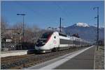 Grosskampftag bei der SNCF: Winterferien in Frankreich! Und so kommt auch TGV Verkehr auf die nur im Nahverkehr betrieben Strecken Annemasse - St-Gervais-les Bains-Le Fayet, wie der hier zu sehende inoui TGV 6480 von St-Gervais-les Bains-Le Fayet nach Paris Gare de Lyon, bestehend aus dem Duplex 236 mit dem führenden Triebkopf 93 87 00 29071-2 F-SNCF bei der Durchfahrt in St-Pierre-en Faucigny.

12. Februar 2022