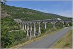 Der TGV 9770 fährt über das Cize-Bolozon Viadukt im französischen Jura.