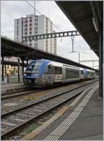 Die beiden SNCF X 73752 und 73753 warten in La Chaux-de-Fonds als TER 18108 nach Besançon-Viotte auf die baldige Abfahrt.