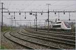 Der TGV 4415 Lyria wartet im Rangierbahnhof von Biel auf seinen nächsten Einsatz, links im Bild ist ein SBB RABe 522 auch nach Frankreich unterwegs, sein Ziel ist Meroux TGV    5.