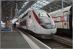 Der mit olympischer Werbung bestückte TGV Lyria Rame 4718 von Paris Gare de Lyon (via Dijon) erreichte Lausanne auf Gleis 4 und stand somit zum Fotografieren äusserst ungeschickt. 

2. Sept. 2024