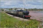 Auf dem Weg von Paignton nach Kingswear kurz nach Goodrington zeigt sich Dampflok 4277  Hercules  mit ihrem Dampfzug. 
13. Mai 2014