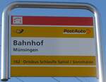 (201'472) - PostAuto/BUS Plus-Haltestellenschild - M�nsingen, Bahnhof - am 4.