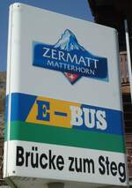 (133'370) - E-BUS-Haltestellenschild - Zermatt, Br�cke zum Steg - am 22.