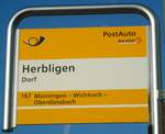 (133'478) - PostAuto-Haltestellenschild - Herbligen, Dorf - am 25.