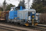 650 077-7 der Firma Vossloh Locomotives GmbH beim Rangieren mit dem Holzzug von Rostock-Bramow nach Stendal am Nachmittag des 23.03.2018