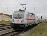 Bombardier/867199/147-572-mit-ic-2575rostock-schwerinbei-der 147 572 mit IC 2575(Rostock-Schwerin)bei der Ausfahrt im Rostocker Hbf.08.11.2024