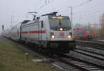 Bombardier/867339/147-568-0-mit-ic-2573stralsund-schwerinbei-der 147 568-0 mit IC 2573(Stralsund-Schwerin)bei der Einfahrt im Rostocker Hbf.10.11.2024