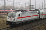 Bombardier/867345/147-590-mit-ic-2331magdeburg-rostockbei-der 147 590 mit IC 2331(Magdeburg-Rostock)bei der Einfahrt im Rostocker Hbf.10.11.2024