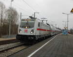 Bombardier/871368/147-581-mit-ic-2238leipzig-warnemuendebei-der 147 581 mit IC 2238(Leipzig-Warnemünde)bei der Durchfahrt im Haltepunkt Rostock-Holbeinplatz.30.12.2024