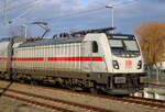 147 592 mit IC 2239(Warnemünde-Leipzig)am Mittag des 10.01.2025 in Warnemünde.