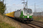 193 812-5 mit Holzzug von Rostock-Bramow nach Stendal-Niedergrne bei der Ausfahrt im Rostocker Hbf.30.09.2016