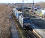 Mercitalia Rail S.r.l., Roma [I]MRCE Vectron X4 E - 706 mit LKW-Walter von Verona nach Rostock-Seehafen bei der Durchfahrt in Rostock-Kassebohm.05.02.2022