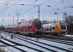445 010 und 3462 527-7 am 03.01.2026 im Rostocker Hbf.