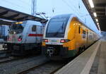 147 581 mit IC 2175 und 3462 629 am Morgen des 25.01.2026 im Rostocker Hbf.