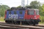Die Schweiz besucht Mecklenburg-Vorpommern:SBB-Cargo Lok 421 393-0 wurde wohl falsch abgestellt,Sie wartet auf den nchsten Einsatz im Rostocker Hbf(16.07.2011)