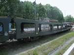 Da vom Bahnhof Berlin Wannsee auch Autozüge nach Frankreich fahren,stand dort,am 12.Mai 2012,dieser französsische Autotransportwagen DD 65 87 98 70 103-8.