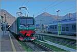 Die Trenord 464 446 (91 83 2464 446-0 I-TN) ist mit ihrem  Regionale  aus Milano in Domodossola angekommen und wendet hier, weshalb für einen kurzen Moment beide Stromabnehmer an der Gleichstrom Fahrleitung anliegen. 

31. Okt. 2024 
