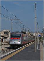 Der FS Trenitalia ETR 485 037 ist als Frecciargento 8306 in Trani bei der Durchfahrt auf dem Weg von Lecce nach Roma Termini.

23. April 2023 