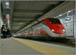 Der Frecciarossa 9563 von Torino nach Salerno im k�rzlich er�ffneten Bahnhofsbereiche von Bologna Centrale AV (Alto Velocit�) welcher die vier Bahnsteiggleise 16 - 19 f�r den Schnellverkehr umfasst.