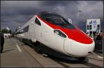 ETR 610 114-6 pr�sentiert sich im neuen Farbschema der SSB in rot-wei� mit seiner Neigetechnik auf der Messe (NVR-Nummer 93 85 5610 114-6 CH-CIS I-TI, INNOTRANS 2010 Berlin 21.09.2010)