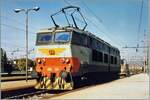 Die FS E 656 534 wartet in Firenze SMN auf eine frei Rangierfahrstrasse in Depot, im Hintergrund ist eine weitere E 656 zu erkenne, sowie bei der hier gezeigten Lok ein Mitarbeiter der FS der