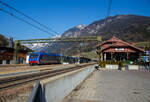 Die Trenitalia E.464.562, eine TRAXX P160 DCP, schient am 27.03.2022 der Regional-Express RE 3462 (Verona Porta Nuova – Trento – Bozen – Brenner/ Brennero) vom Bahnhof