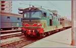 Die FS Diesellok D.345 103x wartet in Siracusa mit einem Regionalzug in den damals typischen grauen Farben auf die Abfahrt. 

Ein Analogbild vom Mai 1988