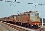 In einem Ordner mit dem Titel  Vergrösserungen und II. und III Klass-Fotos  fand ich dieses Bild, dass trotzt qualitativer Mängel doch einen gewissen Charme hat. 

In Novara wartet zwei FS E 424 mit einen Personenzug aus verschiedenen Reisezugwagen auf die Abfahrt. Die zweite Lok läuft  kalt  mit, die Lok an der Spitze trägt die Bezeichnung 424.019.

Analogbild vom 19. April 1984