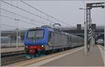 Die FS Trenitalia E 464 603 verlässt mit einem beschleunigten Regionazug Roh Fiera Milano in Richtung Milano Centrale.