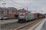 Die Mercitalia E 494 010 fährt mit einem Güterzug Richtung Süden durch den Bahnhof von Reggio Emilia.

14. März 2023